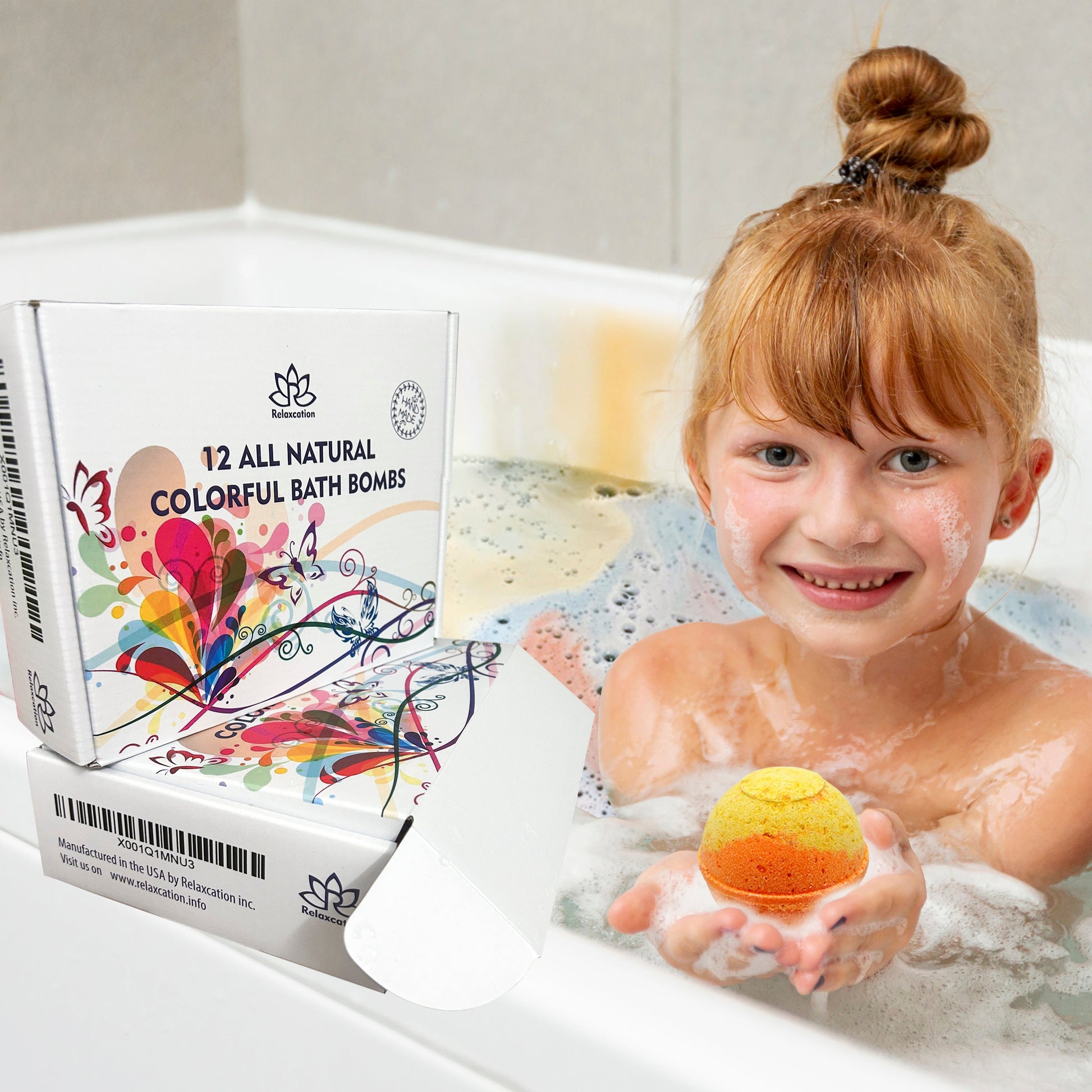 Criança na banheira com bath bombs